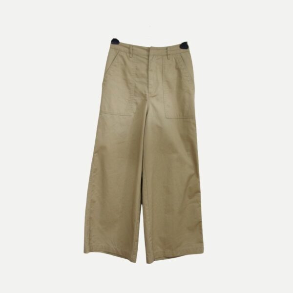 Pantalon à coupe droite beige pour femme.